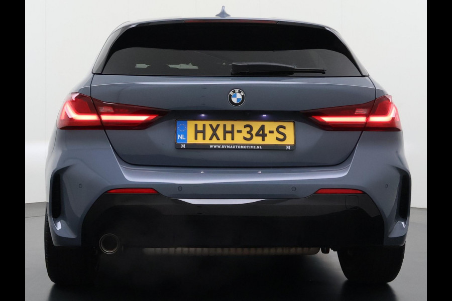 BMW 1-serie 118i Executive Edition M Sport VAN: €34.900,- VOOR: €29.877 UW EINDEJAARSVOORDEEL: €5.023,- | M SPORT | HARMAN & KARDON | ELEKTRISCHE ACHTERKLEP | CAMERA | ADAPTIVE CRUISE CONTROL | STOEL- & STUURVERWARMING | HEAD-UP | 19 INCH | INDIVIDUAL KLEUR STORM BAY METALLIC BOMVOL OPTIES