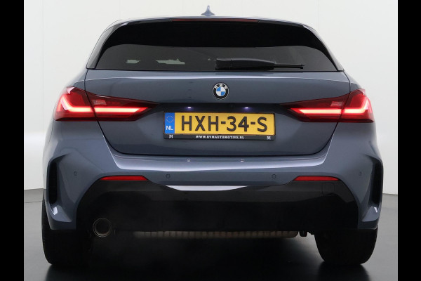 BMW 1-serie 118i Executive Edition M Sport VAN: €34.900,- VOOR: €29.877 UW EINDEJAARSVOORDEEL: €5.023,- | M SPORT | HARMAN & KARDON | ELEKTRISCHE ACHTERKLEP | CAMERA | ADAPTIVE CRUISE CONTROL | STOEL- & STUURVERWARMING | HEAD-UP | 19 INCH | INDIVIDUAL KLEUR STORM BAY METALLIC BOMVOL OPTIES