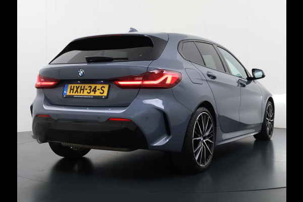 BMW 1-serie 118i Executive Edition M Sport VAN: €34.900,- VOOR: €29.877 UW EINDEJAARSVOORDEEL: €5.023,- | M SPORT | HARMAN & KARDON | ELEKTRISCHE ACHTERKLEP | CAMERA | ADAPTIVE CRUISE CONTROL | STOEL- & STUURVERWARMING | HEAD-UP | 19 INCH | INDIVIDUAL KLEUR STORM BAY METALLIC BOMVOL OPTIES
