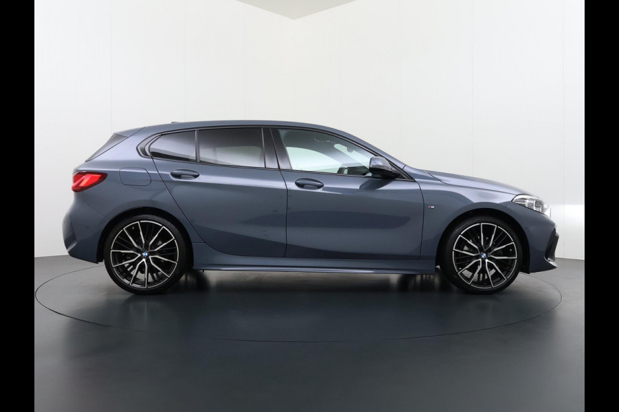 BMW 1-serie 118i Executive Edition M Sport VAN: €34.900,- VOOR: €29.877 UW EINDEJAARSVOORDEEL: €5.023,- | M SPORT | HARMAN & KARDON | ELEKTRISCHE ACHTERKLEP | CAMERA | ADAPTIVE CRUISE CONTROL | STOEL- & STUURVERWARMING | HEAD-UP | 19 INCH | INDIVIDUAL KLEUR STORM BAY METALLIC BOMVOL OPTIES