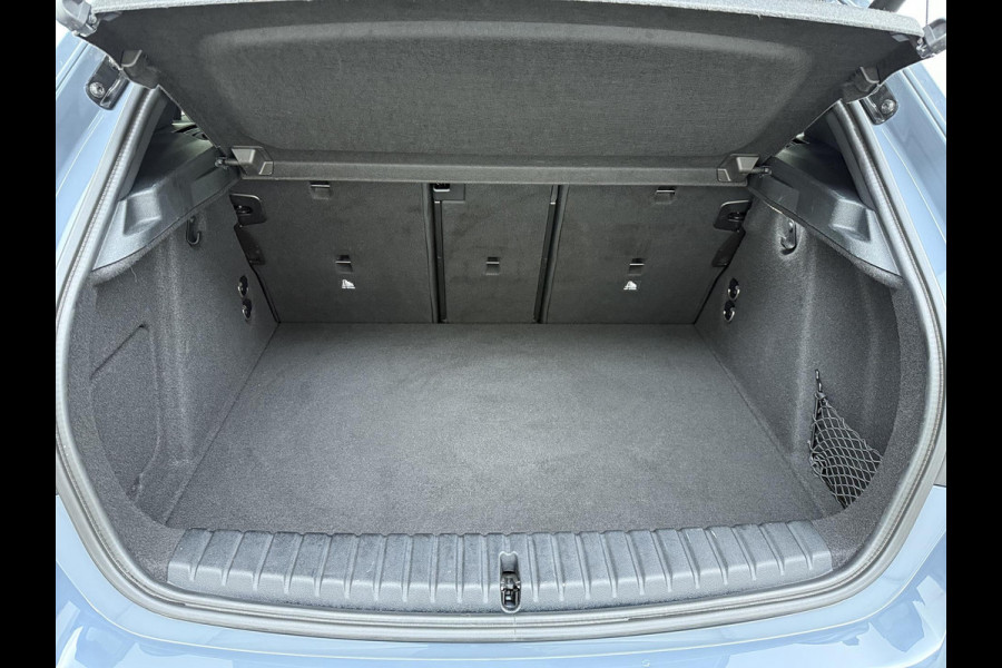 BMW 1-serie 118i Executive Edition M Sport VAN: €34.900,- VOOR: €29.877 UW EINDEJAARSVOORDEEL: €5.023,- | M SPORT | HARMAN & KARDON | ELEKTRISCHE ACHTERKLEP | CAMERA | ADAPTIVE CRUISE CONTROL | STOEL- & STUURVERWARMING | HEAD-UP | 19 INCH | INDIVIDUAL KLEUR STORM BAY METALLIC BOMVOL OPTIES