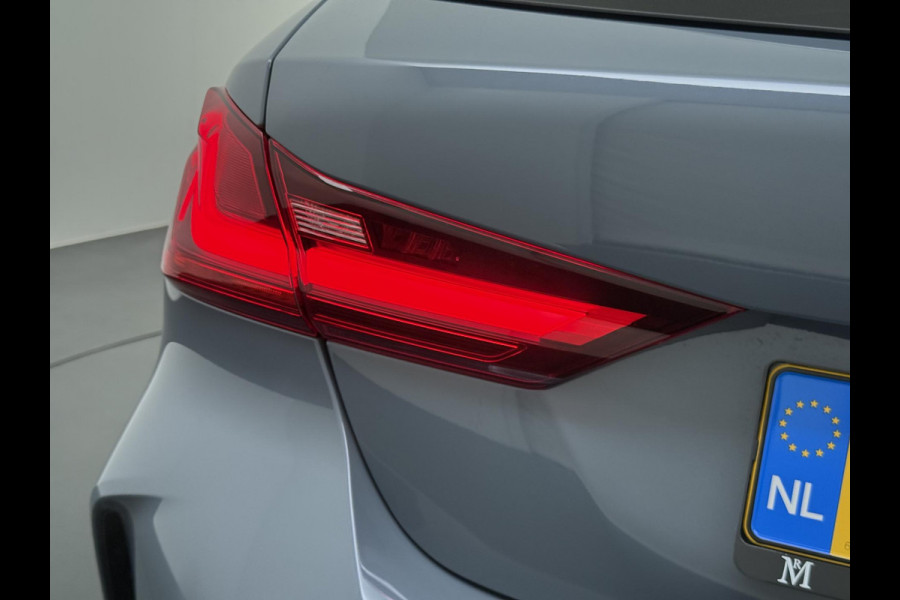 BMW 1-serie 118i Executive Edition M Sport VAN: €34.900,- VOOR: €29.877 UW EINDEJAARSVOORDEEL: €5.023,- | M SPORT | HARMAN & KARDON | ELEKTRISCHE ACHTERKLEP | CAMERA | ADAPTIVE CRUISE CONTROL | STOEL- & STUURVERWARMING | HEAD-UP | 19 INCH | INDIVIDUAL KLEUR STORM BAY METALLIC BOMVOL OPTIES