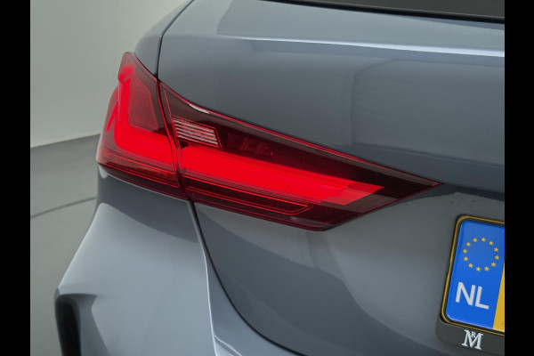 BMW 1-serie 118i Executive Edition M Sport VAN: €34.900,- VOOR: €29.877 UW EINDEJAARSVOORDEEL: €5.023,- | M SPORT | HARMAN & KARDON | ELEKTRISCHE ACHTERKLEP | CAMERA | ADAPTIVE CRUISE CONTROL | STOEL- & STUURVERWARMING | HEAD-UP | 19 INCH | INDIVIDUAL KLEUR STORM BAY METALLIC BOMVOL OPTIES