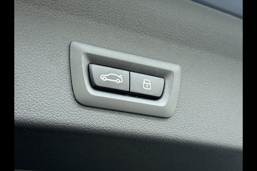 BMW 1-serie 118i Executive Edition M Sport VAN: €34.900,- VOOR: €29.877 UW EINDEJAARSVOORDEEL: €5.023,- | M SPORT | HARMAN & KARDON | ELEKTRISCHE ACHTERKLEP | CAMERA | ADAPTIVE CRUISE CONTROL | STOEL- & STUURVERWARMING | HEAD-UP | 19 INCH | INDIVIDUAL KLEUR STORM BAY METALLIC BOMVOL OPTIES