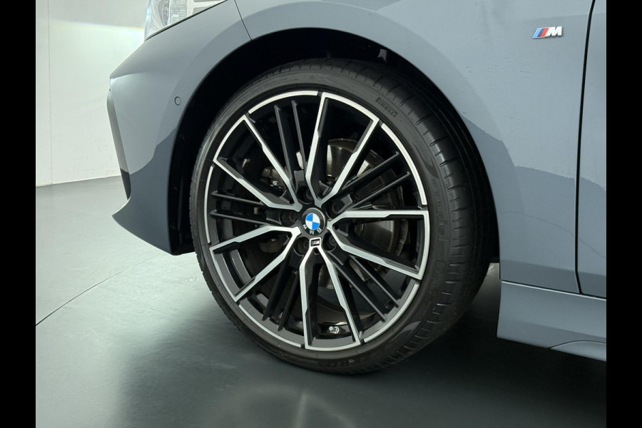 BMW 1-serie 118i Executive Edition M Sport VAN: €34.900,- VOOR: €29.877 UW EINDEJAARSVOORDEEL: €5.023,- | M SPORT | HARMAN & KARDON | ELEKTRISCHE ACHTERKLEP | CAMERA | ADAPTIVE CRUISE CONTROL | STOEL- & STUURVERWARMING | HEAD-UP | 19 INCH | INDIVIDUAL KLEUR STORM BAY METALLIC BOMVOL OPTIES