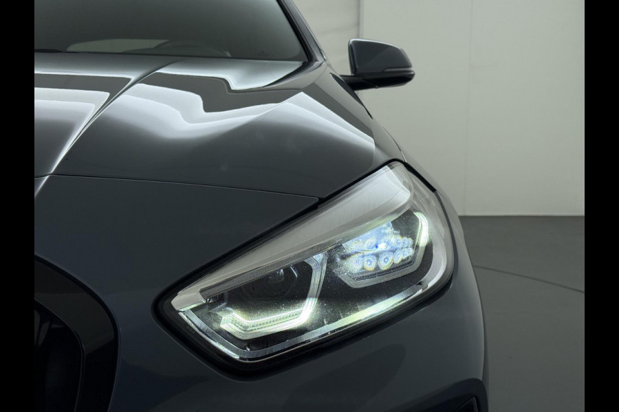 BMW 1-serie 118i Executive Edition M Sport VAN: €34.900,- VOOR: €29.877 UW EINDEJAARSVOORDEEL: €5.023,- | M SPORT | HARMAN & KARDON | ELEKTRISCHE ACHTERKLEP | CAMERA | ADAPTIVE CRUISE CONTROL | STOEL- & STUURVERWARMING | HEAD-UP | 19 INCH | INDIVIDUAL KLEUR STORM BAY METALLIC BOMVOL OPTIES