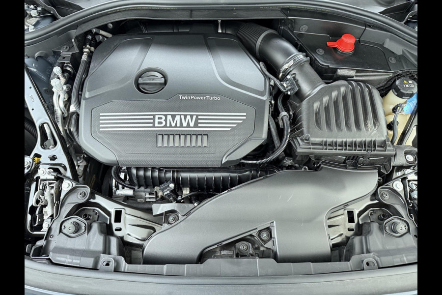 BMW 1-serie 118i Executive Edition M Sport VAN: €34.900,- VOOR: €29.877 UW EINDEJAARSVOORDEEL: €5.023,- | M SPORT | HARMAN & KARDON | ELEKTRISCHE ACHTERKLEP | CAMERA | ADAPTIVE CRUISE CONTROL | STOEL- & STUURVERWARMING | HEAD-UP | 19 INCH | INDIVIDUAL KLEUR STORM BAY METALLIC BOMVOL OPTIES