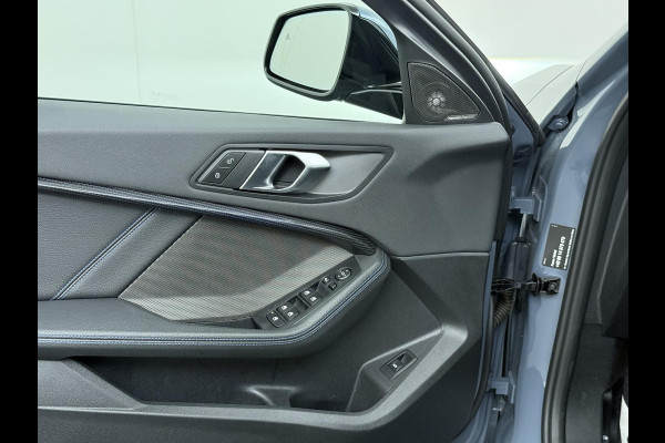 BMW 1-serie 118i Executive Edition M Sport VAN: €34.900,- VOOR: €29.877 UW EINDEJAARSVOORDEEL: €5.023,- | M SPORT | HARMAN & KARDON | ELEKTRISCHE ACHTERKLEP | CAMERA | ADAPTIVE CRUISE CONTROL | STOEL- & STUURVERWARMING | HEAD-UP | 19 INCH | INDIVIDUAL KLEUR STORM BAY METALLIC BOMVOL OPTIES