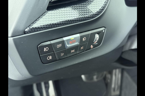 BMW 1-serie 118i Executive Edition M Sport VAN: €34.900,- VOOR: €29.877 UW EINDEJAARSVOORDEEL: €5.023,- | M SPORT | HARMAN & KARDON | ELEKTRISCHE ACHTERKLEP | CAMERA | ADAPTIVE CRUISE CONTROL | STOEL- & STUURVERWARMING | HEAD-UP | 19 INCH | INDIVIDUAL KLEUR STORM BAY METALLIC BOMVOL OPTIES