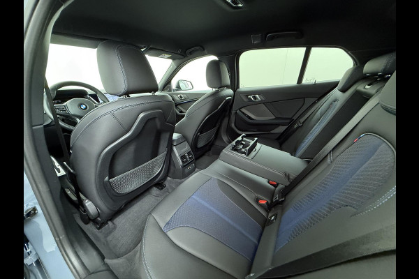 BMW 1-serie 118i Executive Edition M Sport VAN: €34.900,- VOOR: €29.877 UW EINDEJAARSVOORDEEL: €5.023,- | M SPORT | HARMAN & KARDON | ELEKTRISCHE ACHTERKLEP | CAMERA | ADAPTIVE CRUISE CONTROL | STOEL- & STUURVERWARMING | HEAD-UP | 19 INCH | INDIVIDUAL KLEUR STORM BAY METALLIC BOMVOL OPTIES