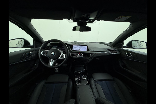 BMW 1-serie 118i Executive Edition M Sport VAN: €34.900,- VOOR: €29.877 UW EINDEJAARSVOORDEEL: €5.023,- | M SPORT | HARMAN & KARDON | ELEKTRISCHE ACHTERKLEP | CAMERA | ADAPTIVE CRUISE CONTROL | STOEL- & STUURVERWARMING | HEAD-UP | 19 INCH | INDIVIDUAL KLEUR STORM BAY METALLIC BOMVOL OPTIES