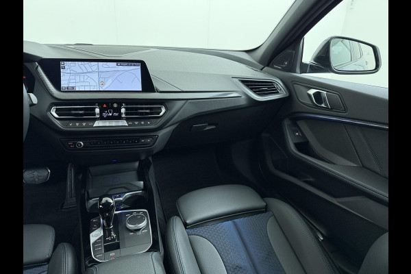 BMW 1-serie 118i Executive Edition M Sport VAN: €34.900,- VOOR: €29.877 UW EINDEJAARSVOORDEEL: €5.023,- | M SPORT | HARMAN & KARDON | ELEKTRISCHE ACHTERKLEP | CAMERA | ADAPTIVE CRUISE CONTROL | STOEL- & STUURVERWARMING | HEAD-UP | 19 INCH | INDIVIDUAL KLEUR STORM BAY METALLIC BOMVOL OPTIES