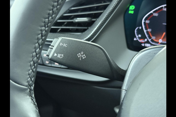 BMW 1-serie 118i Executive Edition M Sport VAN: €34.900,- VOOR: €29.877 UW EINDEJAARSVOORDEEL: €5.023,- | M SPORT | HARMAN & KARDON | ELEKTRISCHE ACHTERKLEP | CAMERA | ADAPTIVE CRUISE CONTROL | STOEL- & STUURVERWARMING | HEAD-UP | 19 INCH | INDIVIDUAL KLEUR STORM BAY METALLIC BOMVOL OPTIES