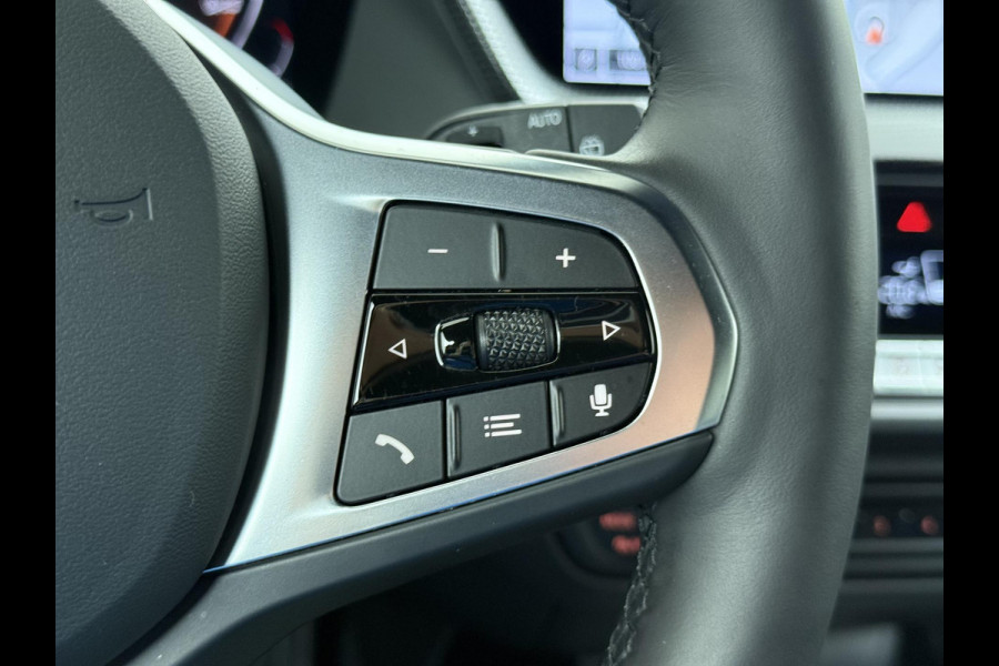 BMW 1-serie 118i Executive Edition M Sport VAN: €34.900,- VOOR: €29.877 UW EINDEJAARSVOORDEEL: €5.023,- | M SPORT | HARMAN & KARDON | ELEKTRISCHE ACHTERKLEP | CAMERA | ADAPTIVE CRUISE CONTROL | STOEL- & STUURVERWARMING | HEAD-UP | 19 INCH | INDIVIDUAL KLEUR STORM BAY METALLIC BOMVOL OPTIES