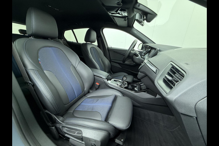 BMW 1-serie 118i Executive Edition M Sport VAN: €34.900,- VOOR: €29.877 UW EINDEJAARSVOORDEEL: €5.023,- | M SPORT | HARMAN & KARDON | ELEKTRISCHE ACHTERKLEP | CAMERA | ADAPTIVE CRUISE CONTROL | STOEL- & STUURVERWARMING | HEAD-UP | 19 INCH | INDIVIDUAL KLEUR STORM BAY METALLIC BOMVOL OPTIES