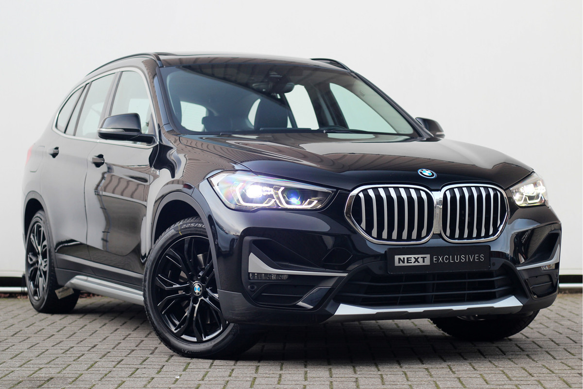 BMW X1 xDrive25e High Executive | Pano | Head-up | Camera | Verwarming