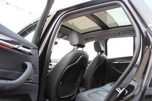 BMW X1 xDrive25e High Executive | Pano | Head-up | Camera | Verwarming