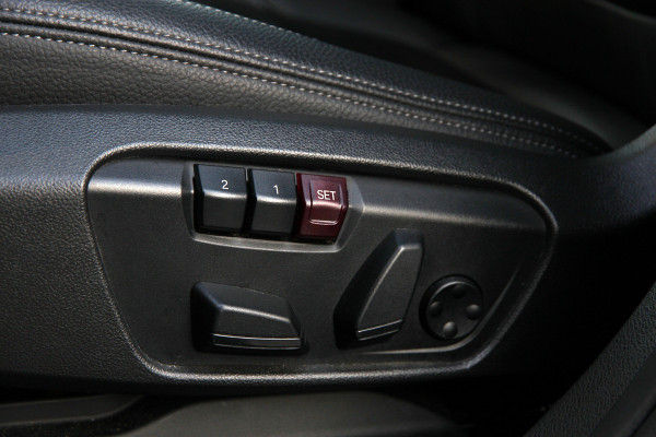 BMW X1 xDrive25e High Executive | Pano | Head-up | Camera | Verwarming