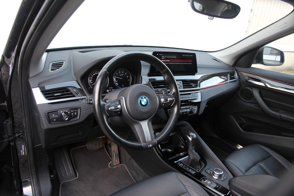 BMW X1 xDrive25e High Executive | Pano | Head-up | Camera | Verwarming