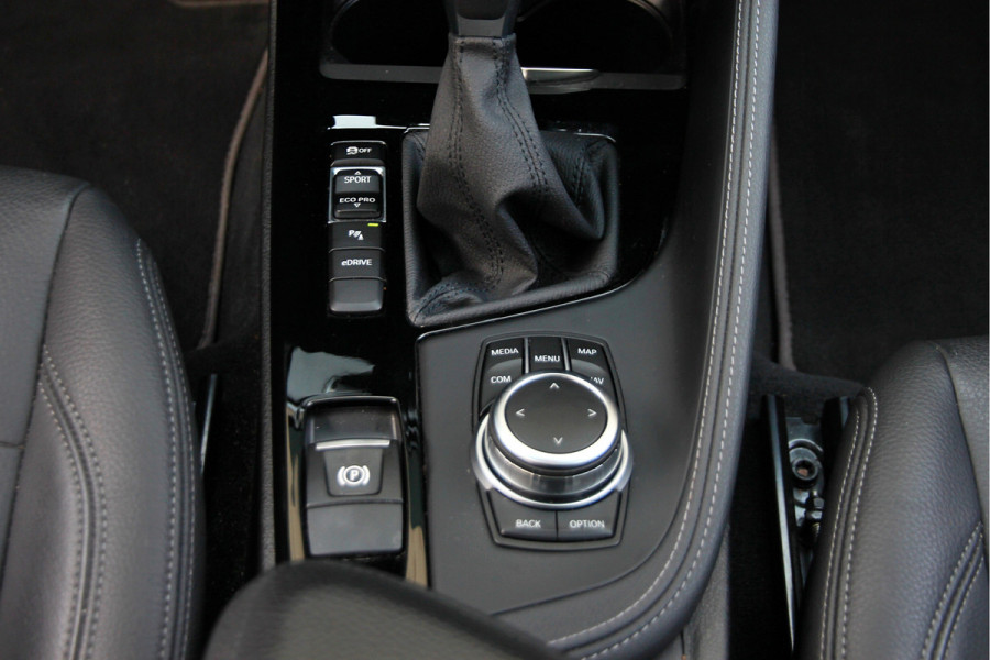 BMW X1 xDrive25e High Executive | Pano | Head-up | Camera | Verwarming