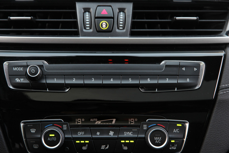 BMW X1 xDrive25e High Executive | Pano | Head-up | Camera | Verwarming