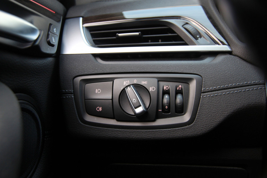 BMW X1 xDrive25e High Executive | Pano | Head-up | Camera | Verwarming