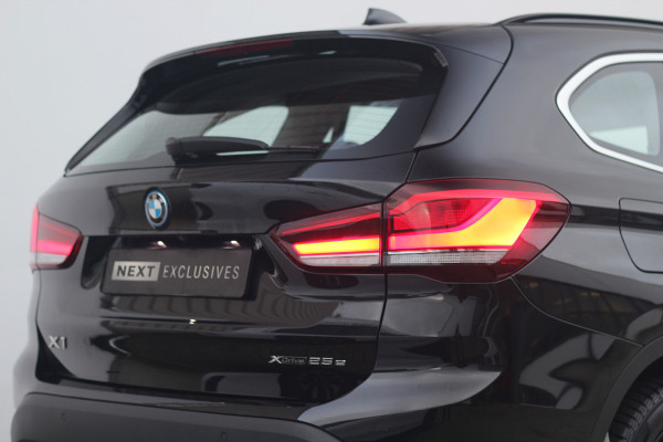 BMW X1 xDrive25e High Executive | Pano | Head-up | Camera | Verwarming