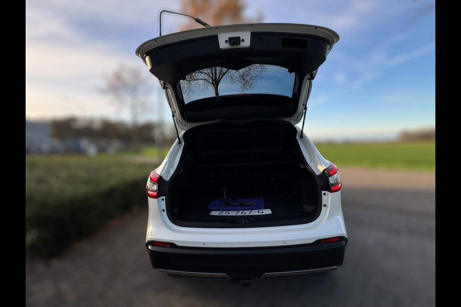 Nissan QASHQAI 1.3 DIG-T Tekna + TREKHAAK AFN. / 360 CAMERA / ST. VERWARMING / PANORAMADAK / NAVIGATIE / CARPLAY / CRUISE / PARELM