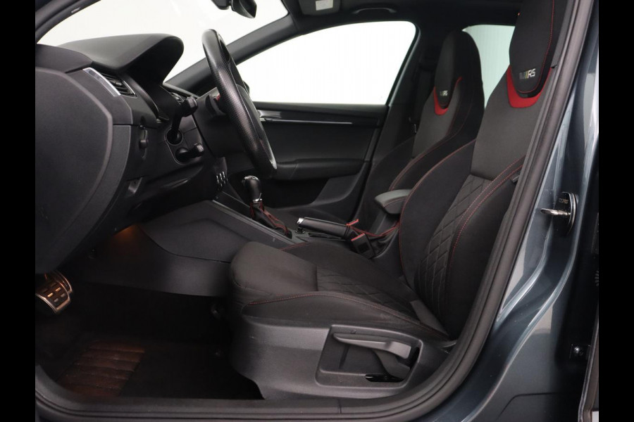 Škoda Octavia 2.0 TSI RS 245 Business | Panoramadak | Stoelverwarming | Adaptive cruise | Camera | Carplay | Achterbankverwarming | Full LED | Keyless | Navigatie