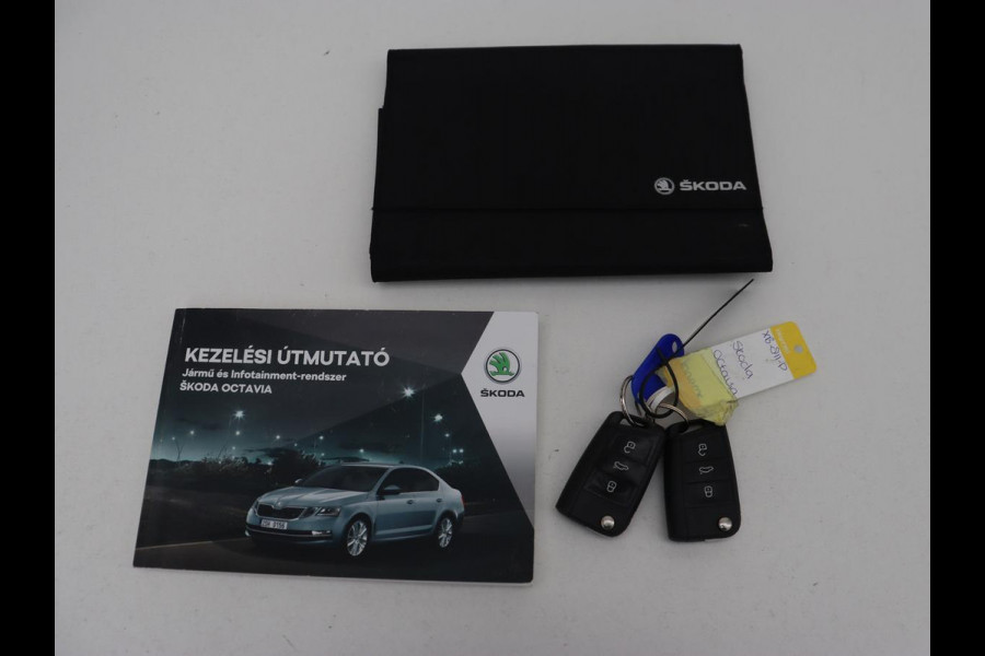 Škoda Octavia 2.0 TSI RS 245 Business | Panoramadak | Stoelverwarming | Adaptive cruise | Camera | Carplay | Achterbankverwarming | Full LED | Keyless | Navigatie