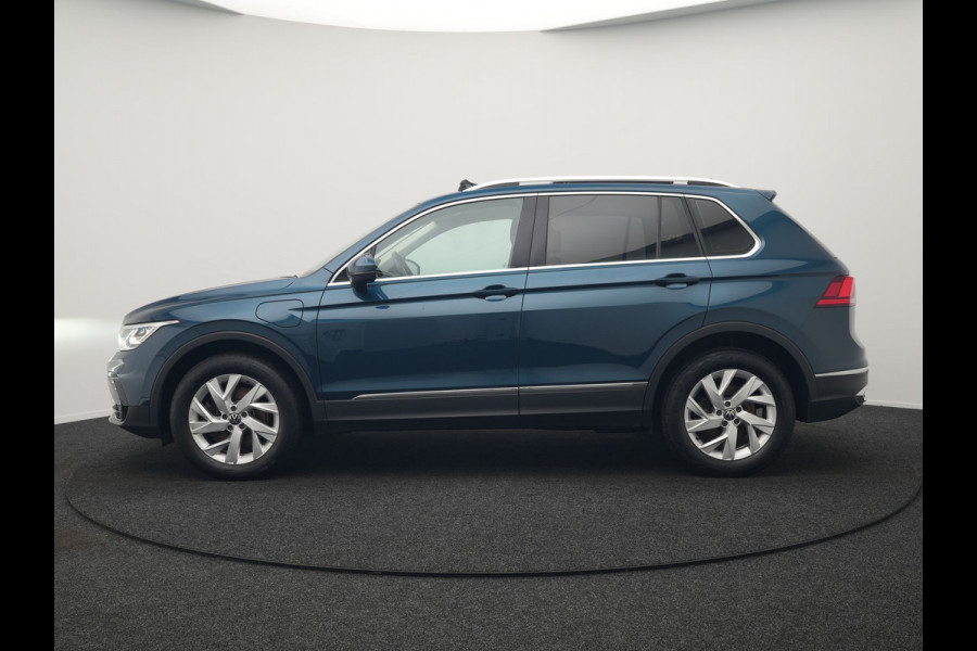 Volkswagen Tiguan 1.4 TSI eHybrid Elegance Plug In Hybrid 245pk PHEV | Panodak | IQ Light | Adaptive Cruise | Alcantara Sportstoelen Verwarmd | Apple Carplay | Sfeerverlichting | Stuur Verwarmd | Navigatie | Virtual | DAB |