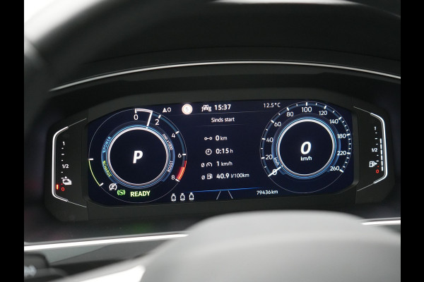 Volkswagen Tiguan 1.4 TSI eHybrid Elegance Plug In Hybrid 245pk PHEV | Panodak | IQ Light | Adaptive Cruise | Alcantara Sportstoelen Verwarmd | Apple Carplay | Sfeerverlichting | Stuur Verwarmd | Navigatie | Virtual | DAB |