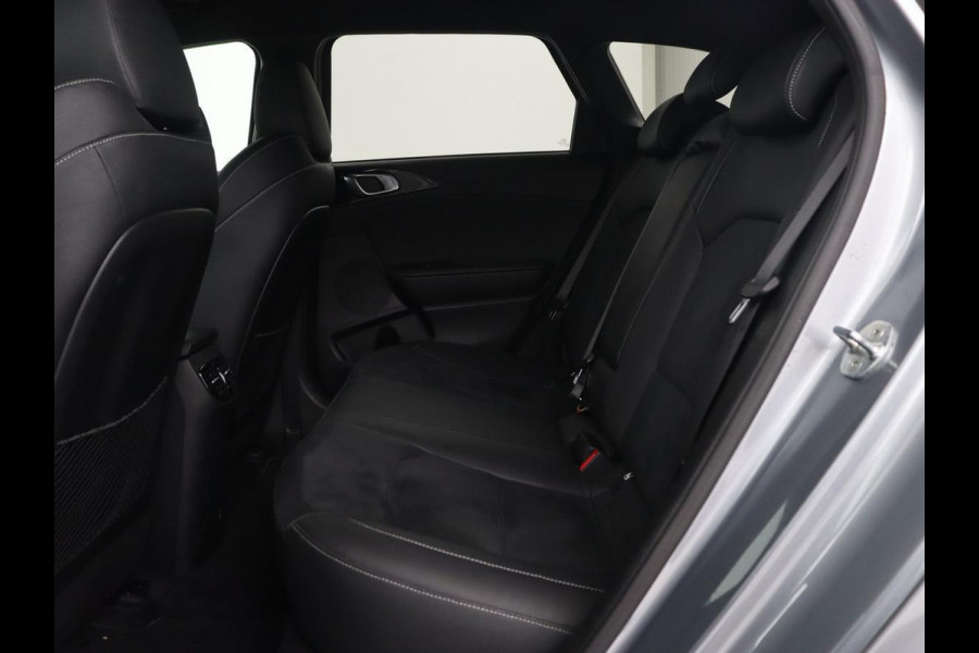Kia Ceed 1.5 T-GDi GT-Line | Trekhaak | Stoel & stuurverwarming | Leder/Alcantara | Camera | Adaptive cruise | Park Assist | Climate control | Full LED | Carplay | Navigatie | Sportstoelen