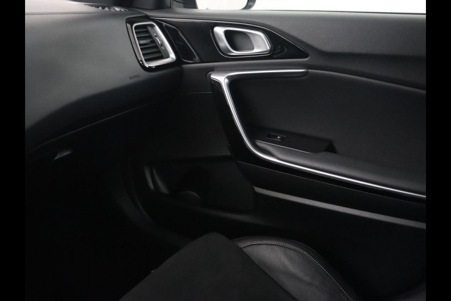 Kia Ceed 1.5 T-GDi GT-Line | Trekhaak | Stoel & stuurverwarming | Leder/Alcantara | Camera | Adaptive cruise | Park Assist | Climate control | Full LED | Carplay | Navigatie | Sportstoelen