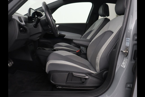 Volkswagen ID.3 First Plus 58 kWh | Trekhaak | Stoel & stuurverwarming | Matrix LED | Camera | Carplay | Sfeerverlichting | Adaptive cruise | Keyless | Navigatie | Climate control | Parkeerhulp