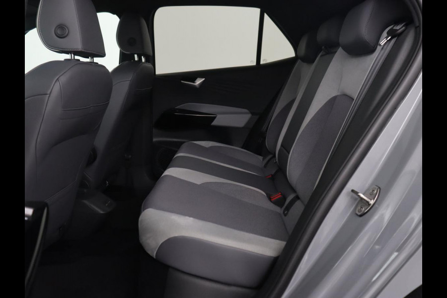 Volkswagen ID.3 First Plus 58 kWh | Trekhaak | Stoel & stuurverwarming | Matrix LED | Camera | Carplay | Sfeerverlichting | Adaptive cruise | Keyless | Navigatie | Climate control | Parkeerhulp