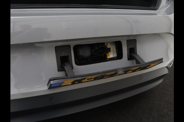 Volkswagen ID.3 First Plus 58 kWh | Trekhaak | Stoel & stuurverwarming | Matrix LED | Camera | Carplay | Sfeerverlichting | Adaptive cruise | Keyless | Navigatie | Climate control | Parkeerhulp