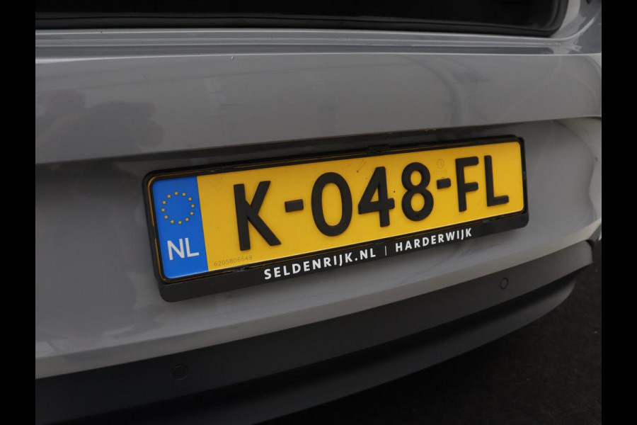 Volkswagen ID.3 First Plus 58 kWh | Trekhaak | Stoel & stuurverwarming | Matrix LED | Camera | Carplay | Sfeerverlichting | Adaptive cruise | Keyless | Navigatie | Climate control | Parkeerhulp