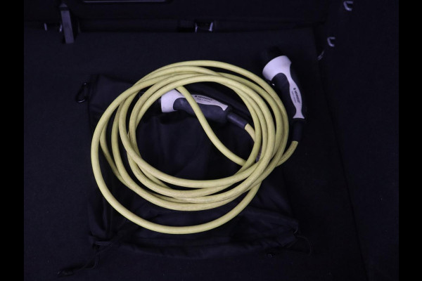 Volkswagen ID.3 First Plus 58 kWh | Trekhaak | Stoel & stuurverwarming | Matrix LED | Camera | Carplay | Sfeerverlichting | Adaptive cruise | Keyless | Navigatie | Climate control | Parkeerhulp