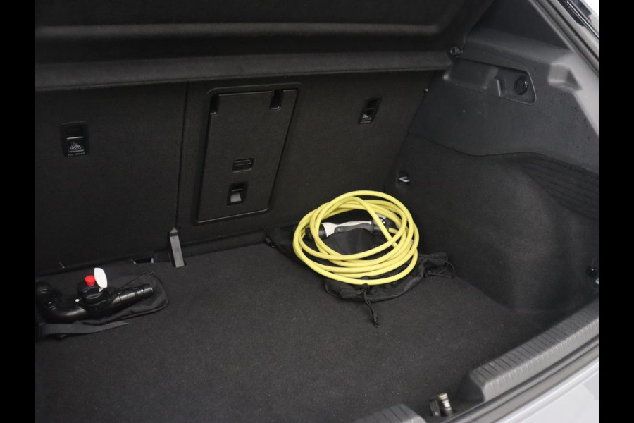 Volkswagen ID.3 First Plus 58 kWh | Trekhaak | Stoel & stuurverwarming | Matrix LED | Camera | Carplay | Sfeerverlichting | Adaptive cruise | Keyless | Navigatie | Climate control | Parkeerhulp