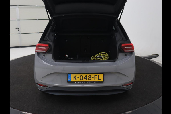 Volkswagen ID.3 First Plus 58 kWh | Trekhaak | Stoel & stuurverwarming | Matrix LED | Camera | Carplay | Sfeerverlichting | Adaptive cruise | Keyless | Navigatie | Climate control | Parkeerhulp