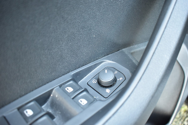 Škoda Karoq 1.5 TSI ACT 150PK DSG BUSINESS CARPLAY/ECC/STOELVERWARMING