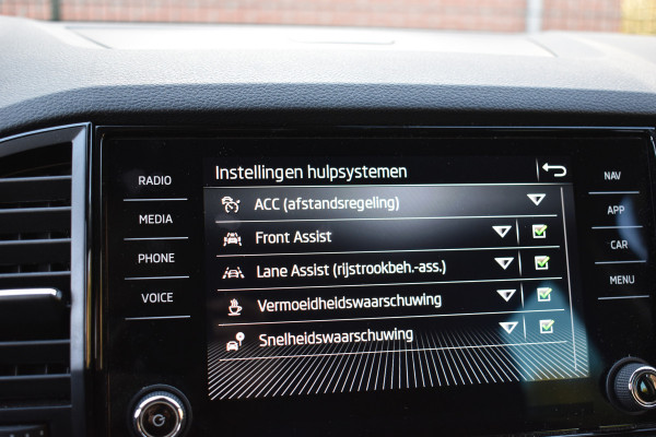 Škoda Karoq 1.5 TSI ACT 150PK DSG BUSINESS CARPLAY/ECC/STOELVERWARMING