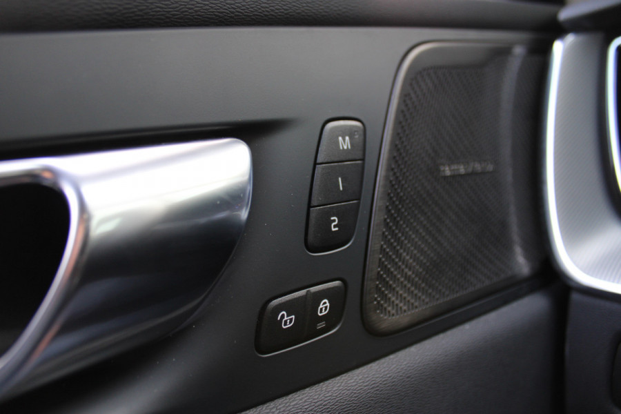 Volvo XC60 2.0 T8 Plug-in hybrid AWD Plus Dark | Head- Up | H&K | Panoramadak | 360 Camera