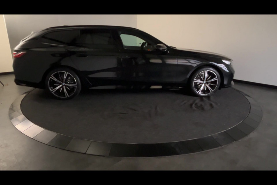 BMW i5 Touring eDrive40 M Sport Edition 84 kWh Glazen dak | Harman Kardon | Comfortstoelen | "20 inch Licht metalen velgen