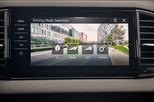 Škoda Karoq 1.5 TSI ACT Sportline Business 150 PK Automaat | Pano | ACC | Trekhaak