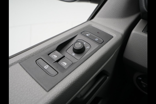 Volkswagen Transporter 2.0 TDI 150pk DSG L2H1 Dubbele Cabine DC Navigatie Camera Trekhaak Cruise PDC
