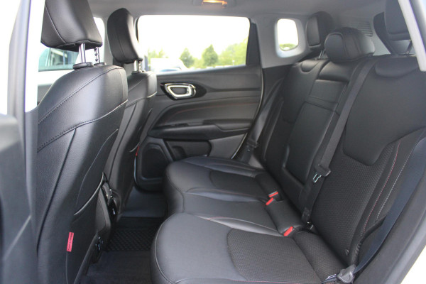 Jeep Compass 4xe 240PK PHEV TRAILHAWK AUTOMAAT | NAVIGATIE | ACHTERUIRIJ  CAMERA | DRAADLOOS APPLE CARPLAY / ANDROID AUTO | DIGITALE COCKPIT | LED KOPLAMPEN / ACHTERLICHTEN | LED MIST LAMPEN | 17" OFF-ROAD LICHTMETALEN VELGEN | ALL SEASON BANDEN | DRAADLOOS LADEN | ADAPTIVE CRUISE / CRUISE CONTROL | TREKHAAK | 4 WIELAANDRIJVING | PARKEERSENSOREN VOOR / ACHTER |