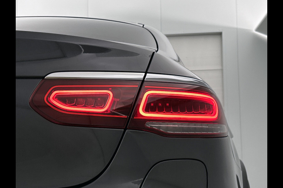 Mercedes-Benz GLC Coupé 300 e 4MATIC Business Solution AMG | 360 Camera | Memory Seats | Sfeerverlichting | Treeplanken | Trekhaak |  Navigatie | Schuifdak | 24 Maanden Mercedes-Benz Certified Garantie.