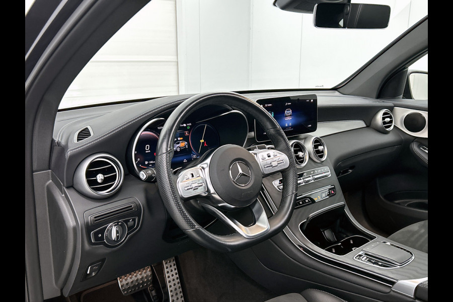 Mercedes-Benz GLC Coupé 300 e 4MATIC Business Solution AMG | 360 Camera | Memory Seats | Sfeerverlichting | Treeplanken | Trekhaak |  Navigatie | Schuifdak | 24 Maanden Mercedes-Benz Certified Garantie.